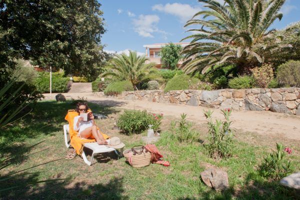 Détente dans les jardins de la résidence à Calvi