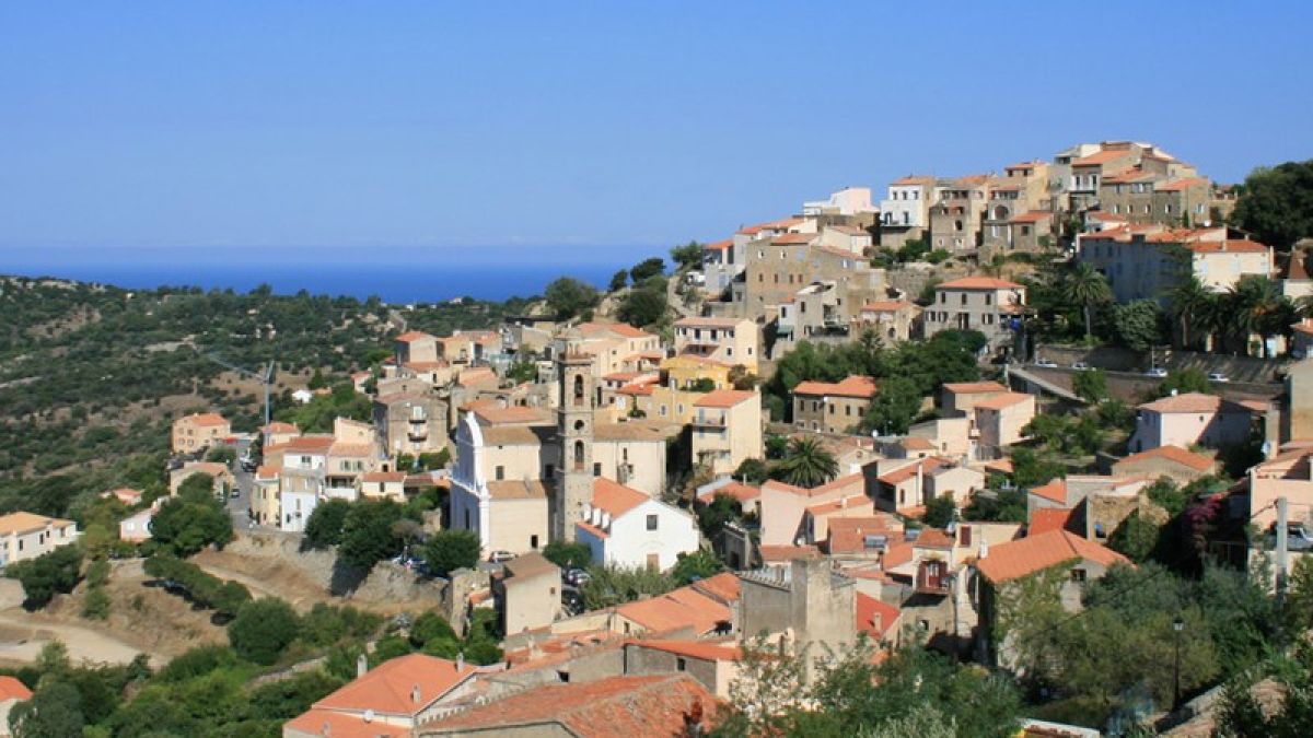 Urlaub im Sommer : Ein Besuch des Bergdorfes Lumio